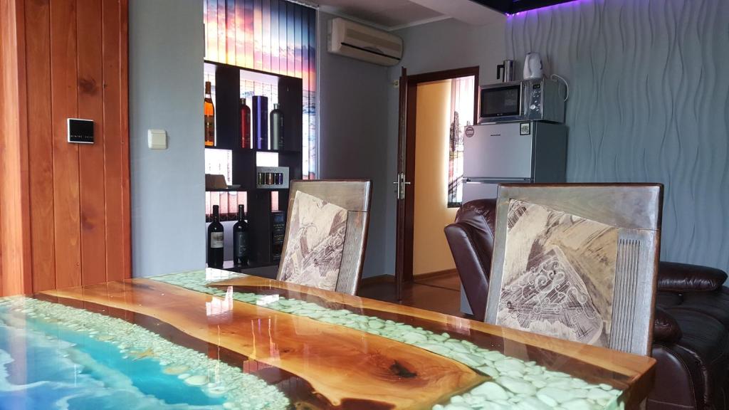 een woonkamer met een glazen tafel met stenen erop bij Villa Morska in Chernomorets