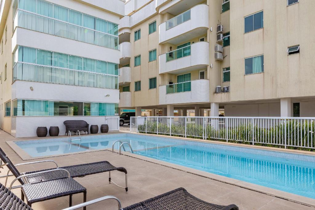 una imagen de una piscina en un edificio en Apartamento Com Piscina na Praia de Bombas - Apto 2 dorms para 6 pessoas, en Bombinhas