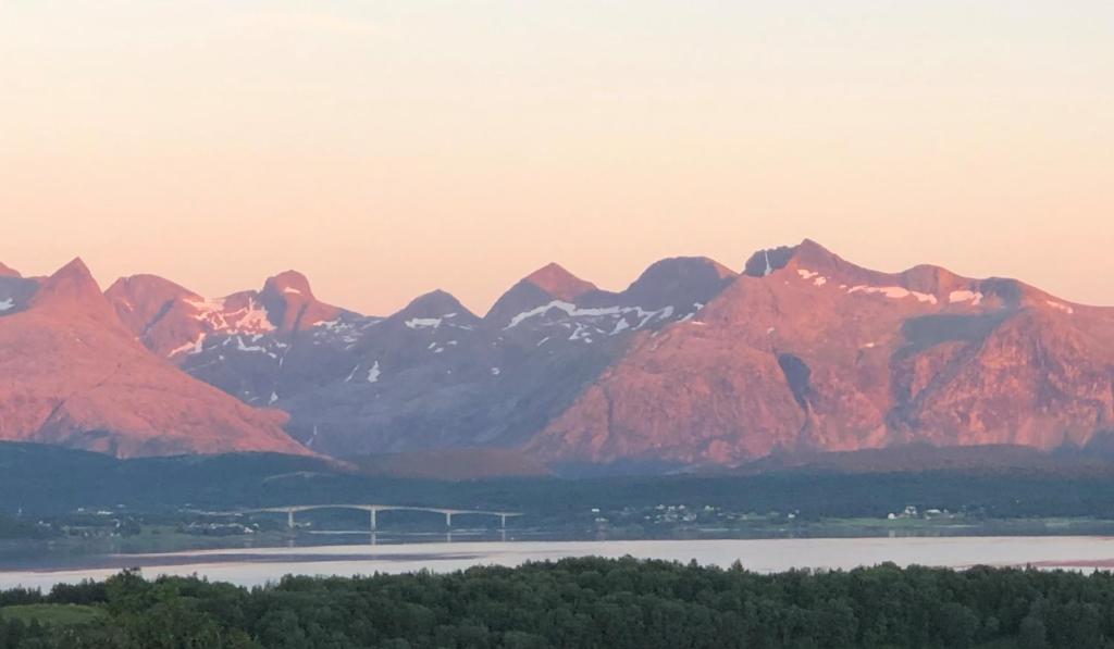 a view of a mountain range with a body of water at Flott utsikt, rolig gate, parkering nr 1 in Bodø