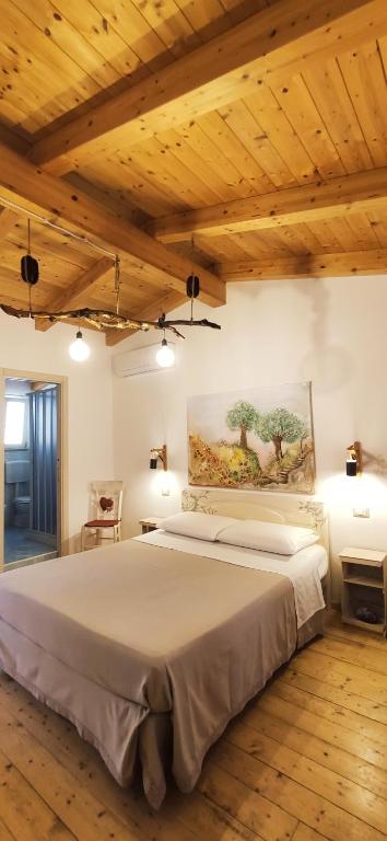 - une chambre avec un grand lit orné d'une peinture murale dans l'établissement B&B Mastro Francesco, à Scilla