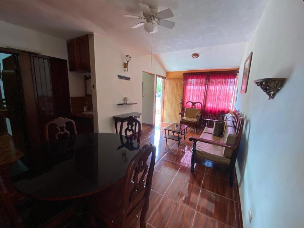 comedor y sala de estar con mesa y sillas en Casa guayacan, en Palenque