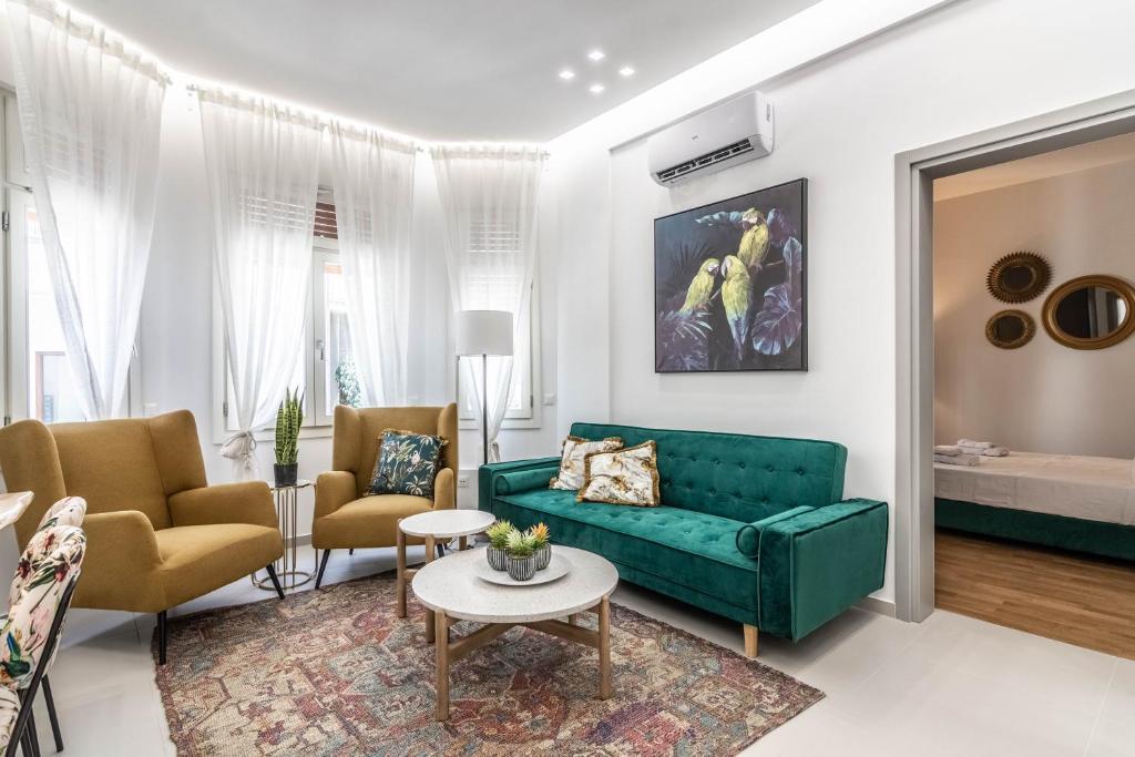 アテネにあるDe lenco Residence 2のリビングルーム(緑のソファ、椅子付)