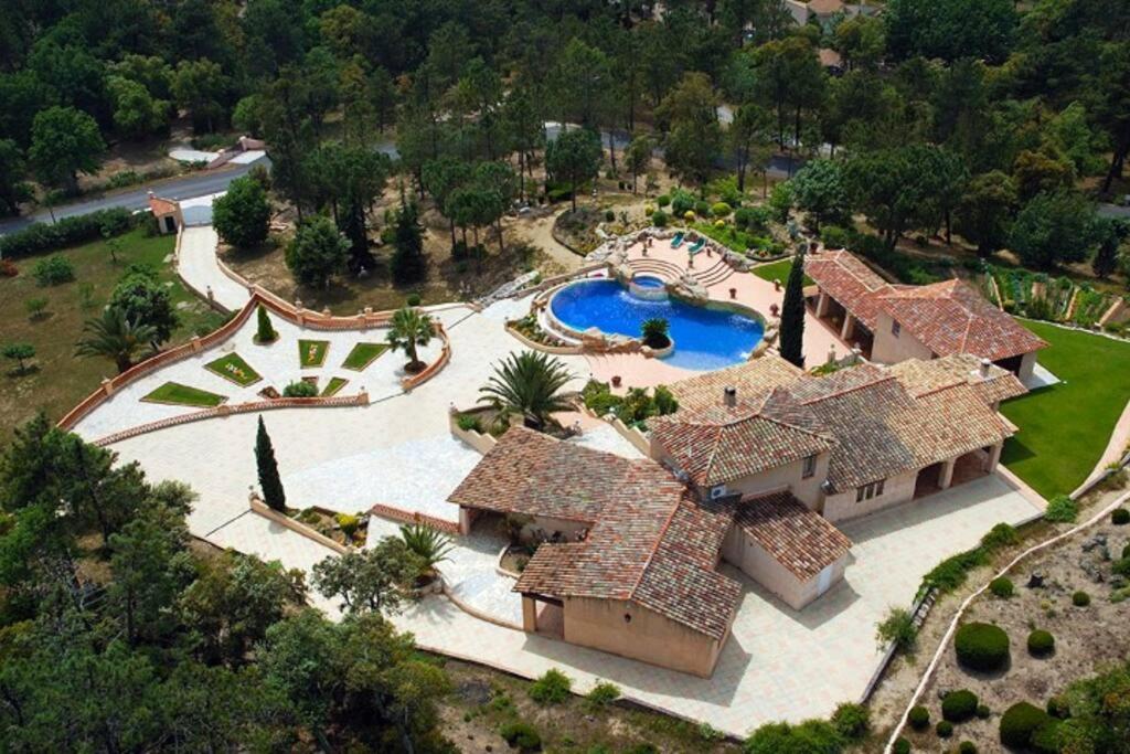 une vue aérienne d'une maison avec piscine dans l'établissement Propriété pour vous seul, vos amis et famille, au Muy