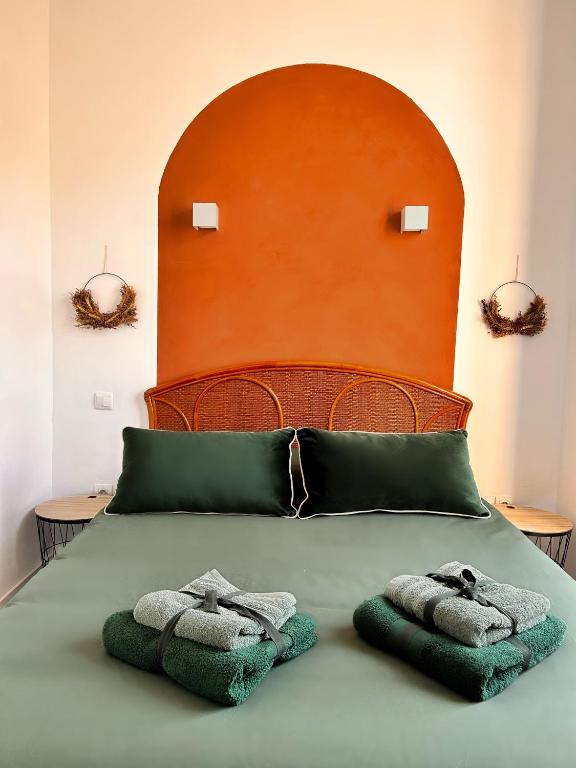 un lit avec deux serviettes dessus dans l'établissement Aux Arcades Mulhouse Hyper Centre, à Mulhouse