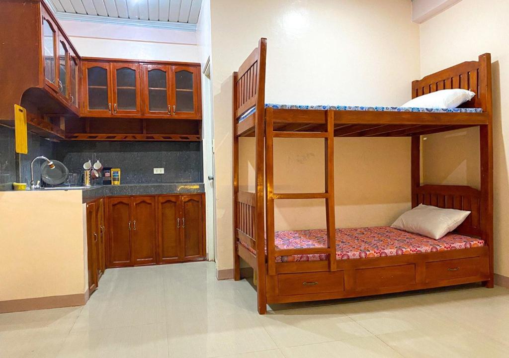 uma cozinha com 2 beliches num quarto em Cozy Studio Apartment with Free Parking em Bayombong