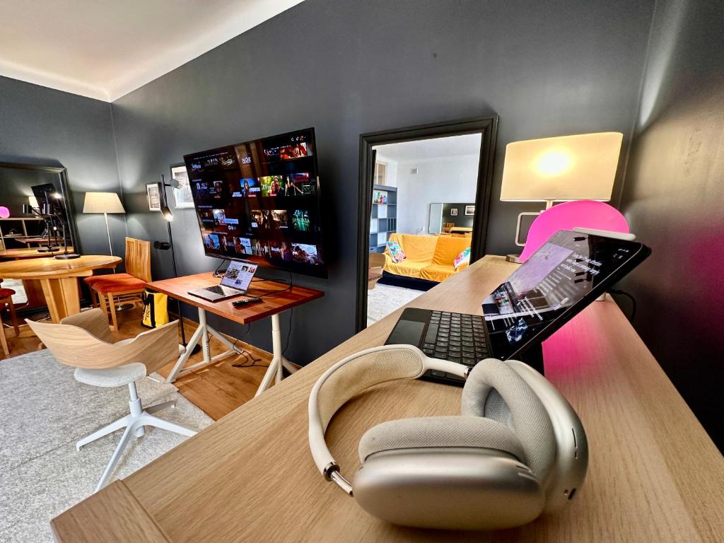 Habitación con ordenador portátil en un escritorio con silla en BEAUTY 2 WiFi 1 Gbs TV'80 Netflix HBO Disney+ en Varsovia