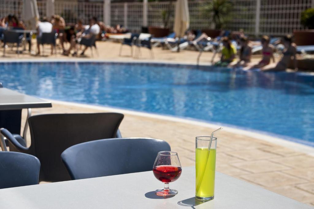 Bazén v ubytování Hotel Bon Repos nebo v jeho okolí
