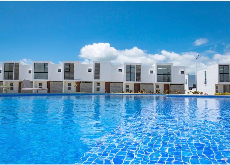 una gran piscina frente a un edificio en Casa a 10 Minutos de la Playa en Nuevo Vallarta Para Máximo 8 Personas, en Mezcales