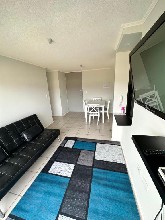 ein Wohnzimmer mit einem Sofa und einem Tisch in der Unterkunft la florida aeropuerto in La Serena