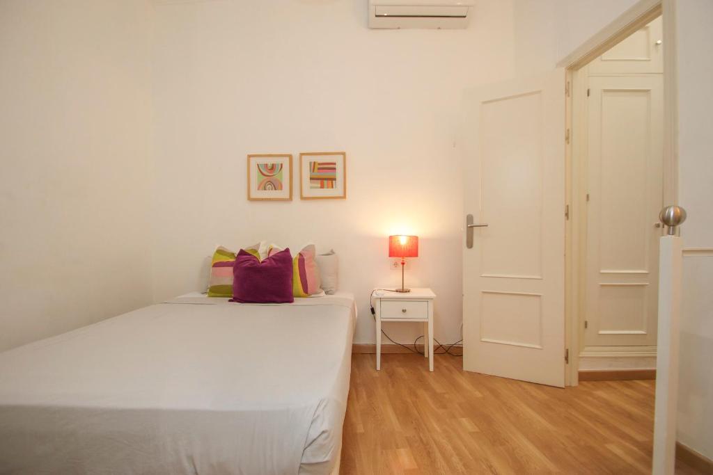 Postel nebo postele na pokoji v ubytování Lovely apartment in the old town of Seville