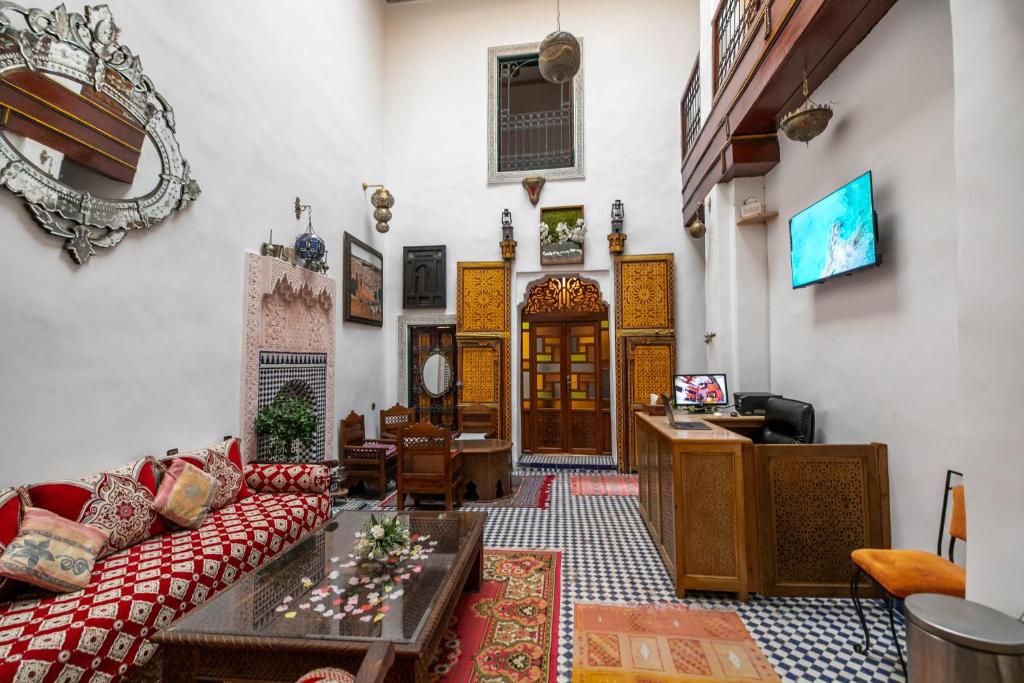 TV a/nebo společenská místnost v ubytování Riad Fes Allouch