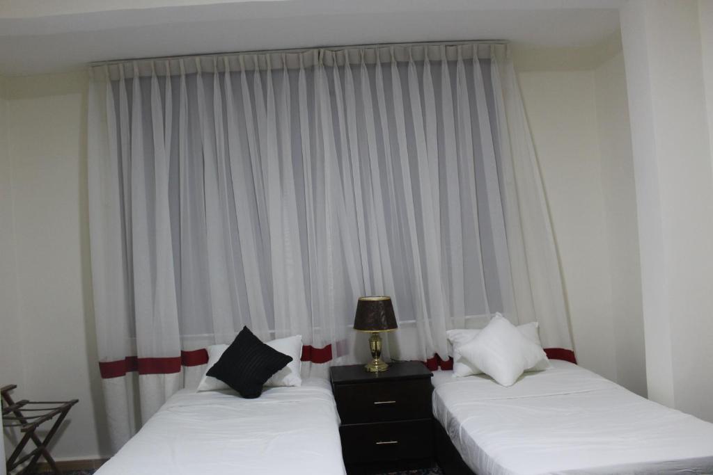 Giường trong phòng chung tại Petra Roots House