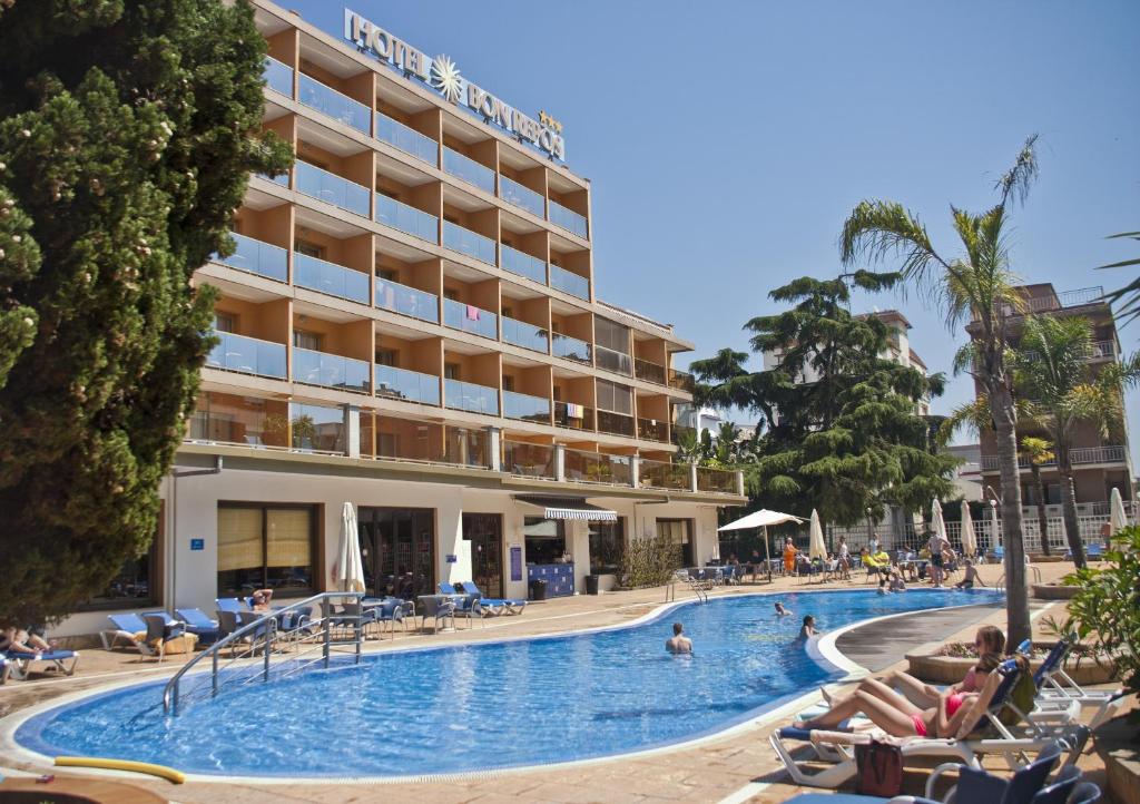 Bazén v ubytování Hotel Bon Repos nebo v jeho okolí