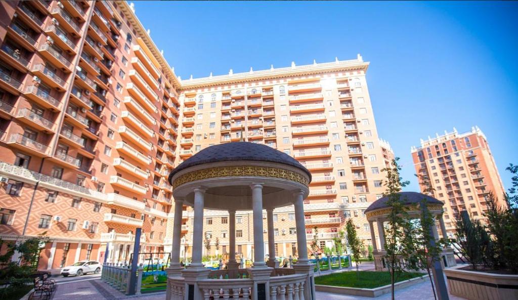 einem Pavillon vor einem großen Gebäude in der Unterkunft Двухкомнатные апартаменты в золотом квадрате ЖК GREEN PLAZA in Aqtau