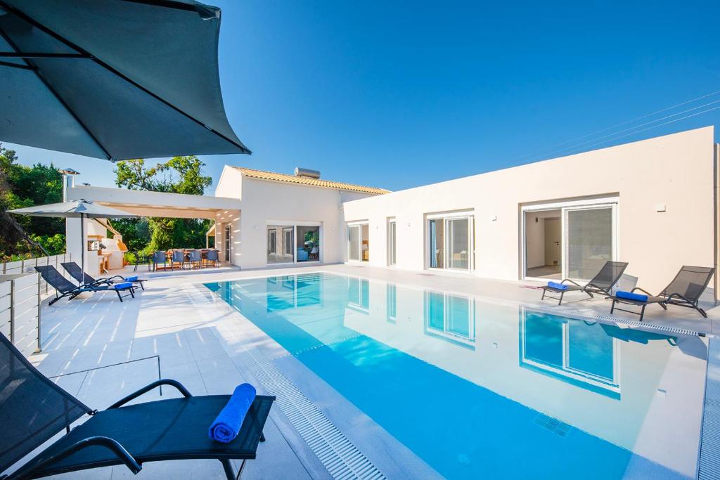Πισίνα στο ή κοντά στο Villa Ami, Roda, Corfu: 10 guests, heated pool, private mini golf, pool table & more!!