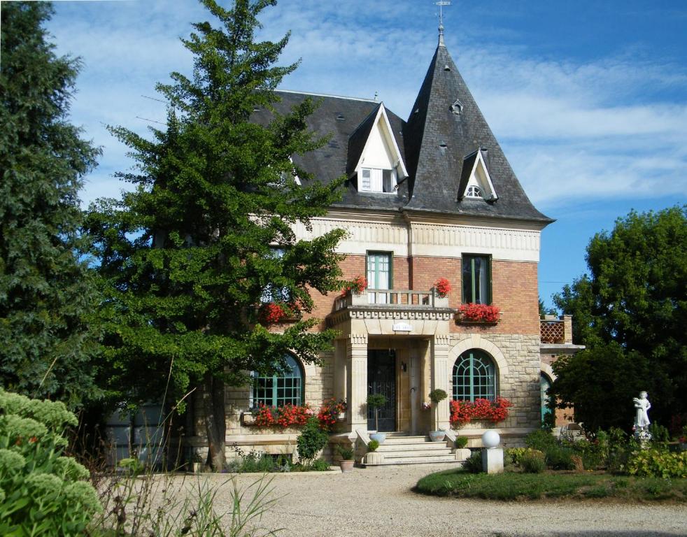 una casa grande con techo negro en Villa Les Iris, en Saint-Félix