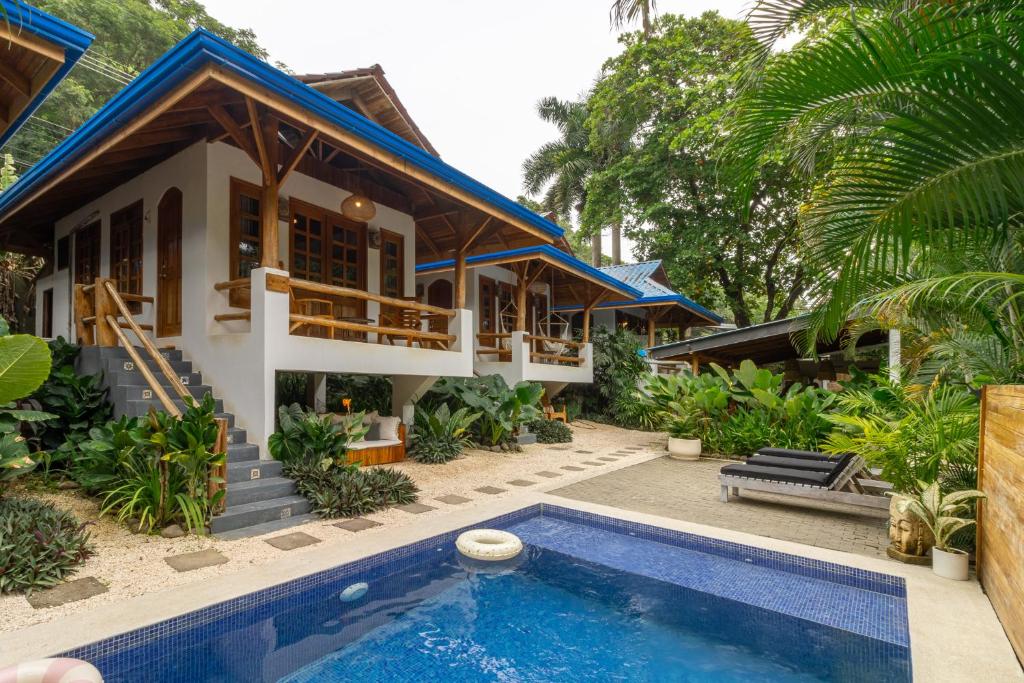 una casa con una piscina di fronte di Blue Surf Sanctuary a Santa Teresa Beach