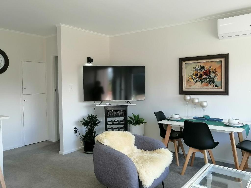 TV a/nebo společenská místnost v ubytování Centre Takapuna 2 Beds & Garage & Netflix