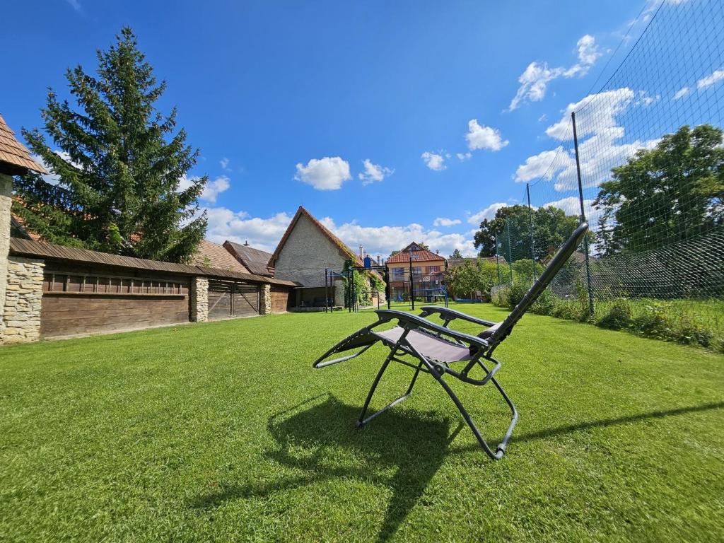ławka siedząca na trawie na podwórku w obiekcie Penzion pod Krivanom w Liptowskim Gródku