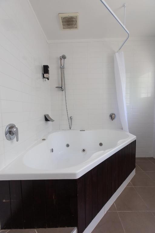 Lake Breeze Motel - Resim 16