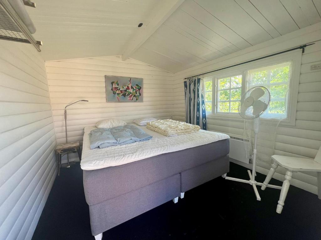Postel nebo postele na pokoji v ubytování Idylliskt hus med sjöutsikt.
