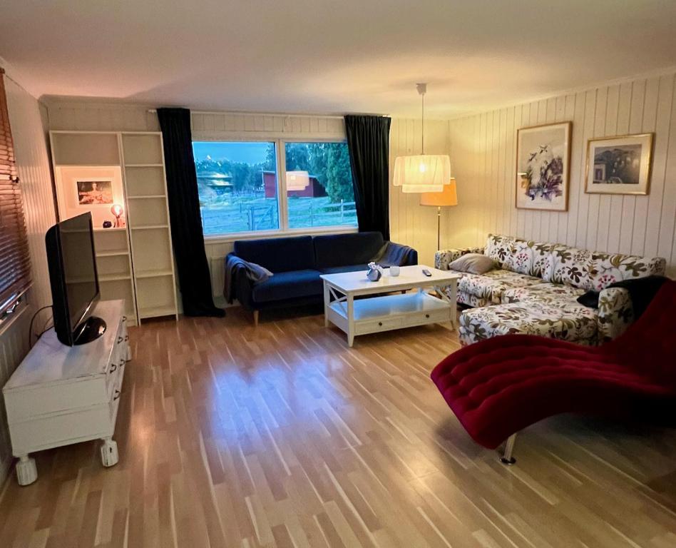 Posezení v ubytování Idylliskt hus med sjöutsikt.