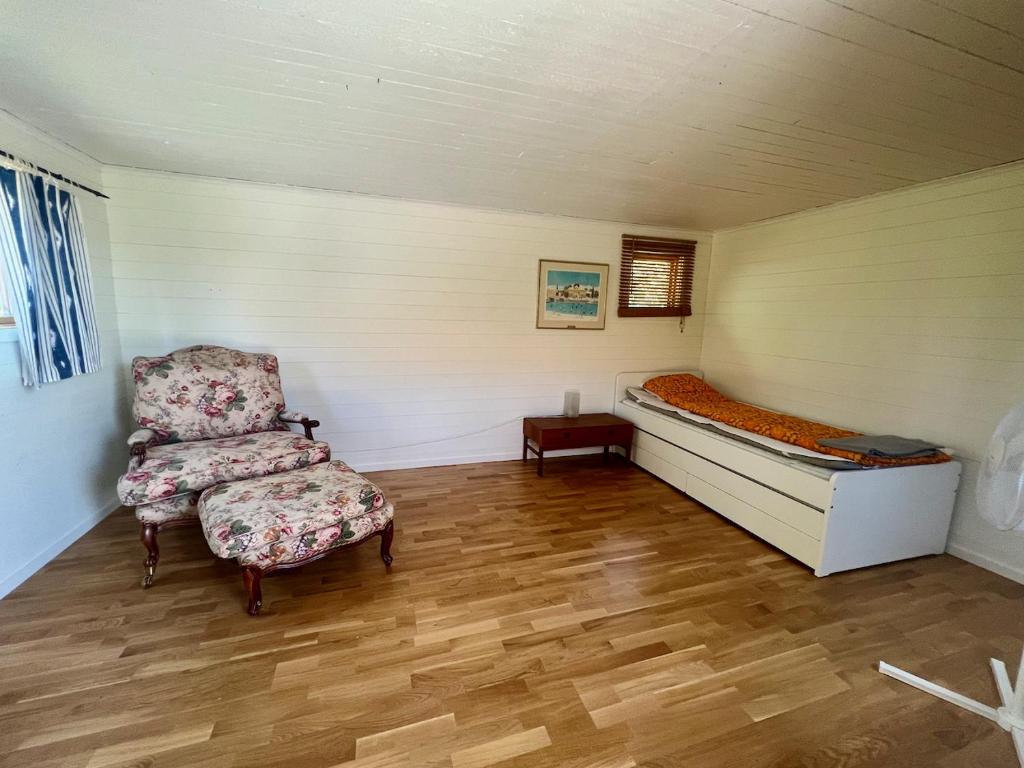 Posezení v ubytování Idylliskt hus med sjöutsikt.