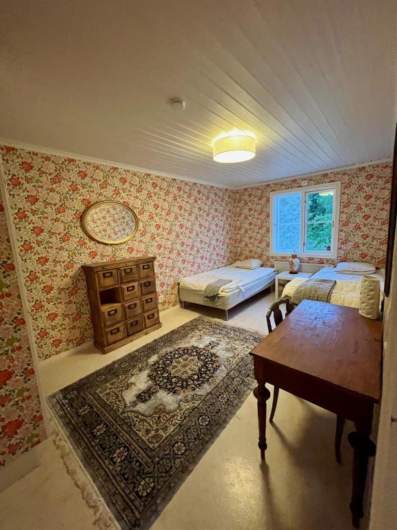 Postel nebo postele na pokoji v ubytování Idylliskt hus med sjöutsikt.
