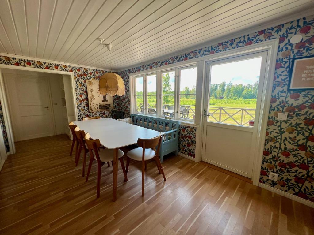 Fotografie z fotogalerie ubytování Idylliskt hus med sjöutsikt. v destinaci Östhammar