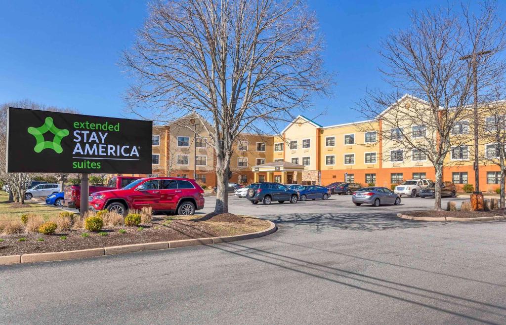 een bord op een parkeerplaats naast een gebouw bij Extended Stay America Suites - Providence - Warwick in Warwick