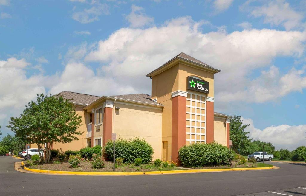 un hotel con un cartello sul lato di un edificio di Extended Stay America Suites - Washington, DC - Sterling - Dulles a Sterling