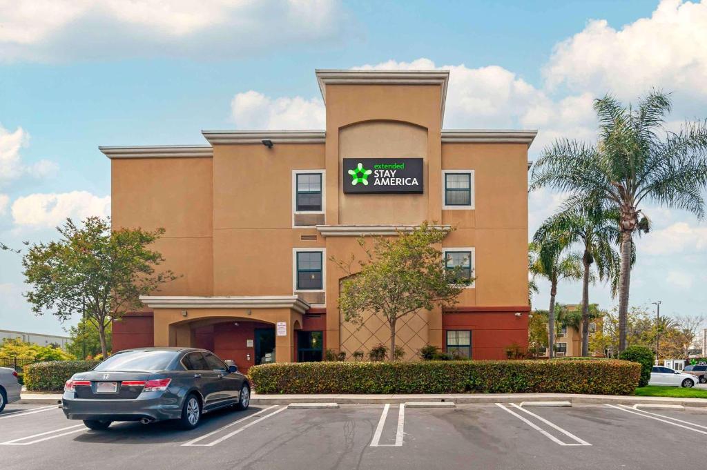 un hôtel avec une voiture garée devant lui dans l'établissement Extended Stay America Suites - Los Angeles - Torrance Harborgate Way, à Carson