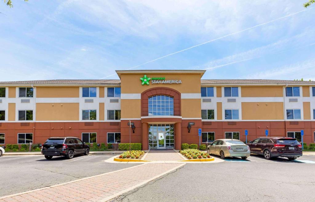 un hotel con coches estacionados en un estacionamiento en Extended Stay America Suites - Washington, DC - Fairfax, en Fairfax