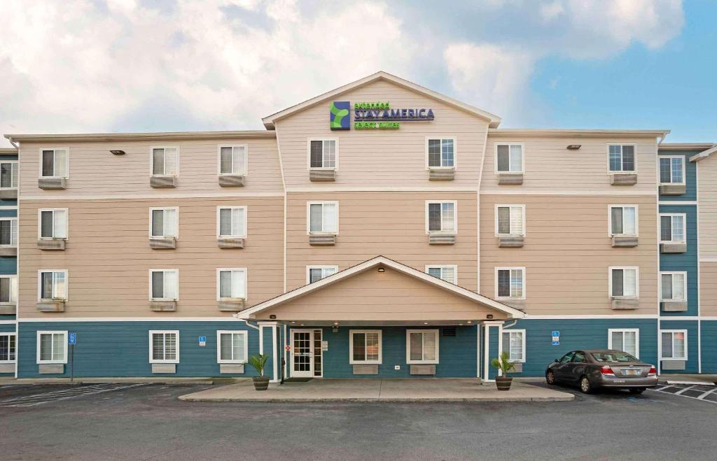 duży hotel z parkingiem w obiekcie Extended Stay America Select Suites - Panama City - Callaway w mieście Callaway