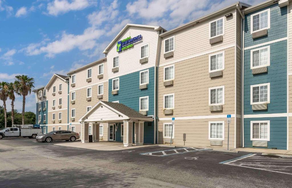 una representación de la parte delantera de un hotel con aparcamiento en Extended Stay America Select Suites - Lakeland en Lakeland