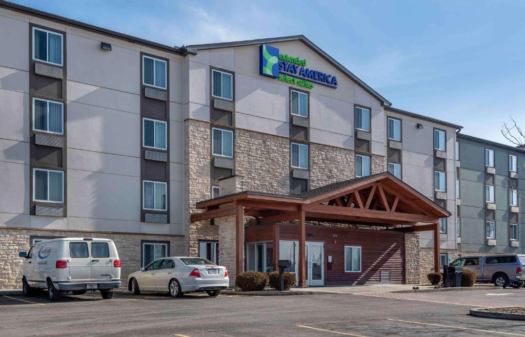 a hotel with cars parked in front of it at Extended Stay America Select Suites - Pittsburgh - Cranberry in Unionville