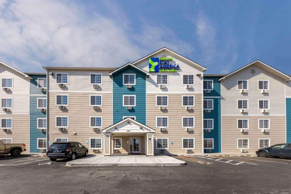 ein großes Apartmenthaus mit Parkplatz in der Unterkunft Extended Stay America Select Suites - Oklahoma City - Southeast in Moore