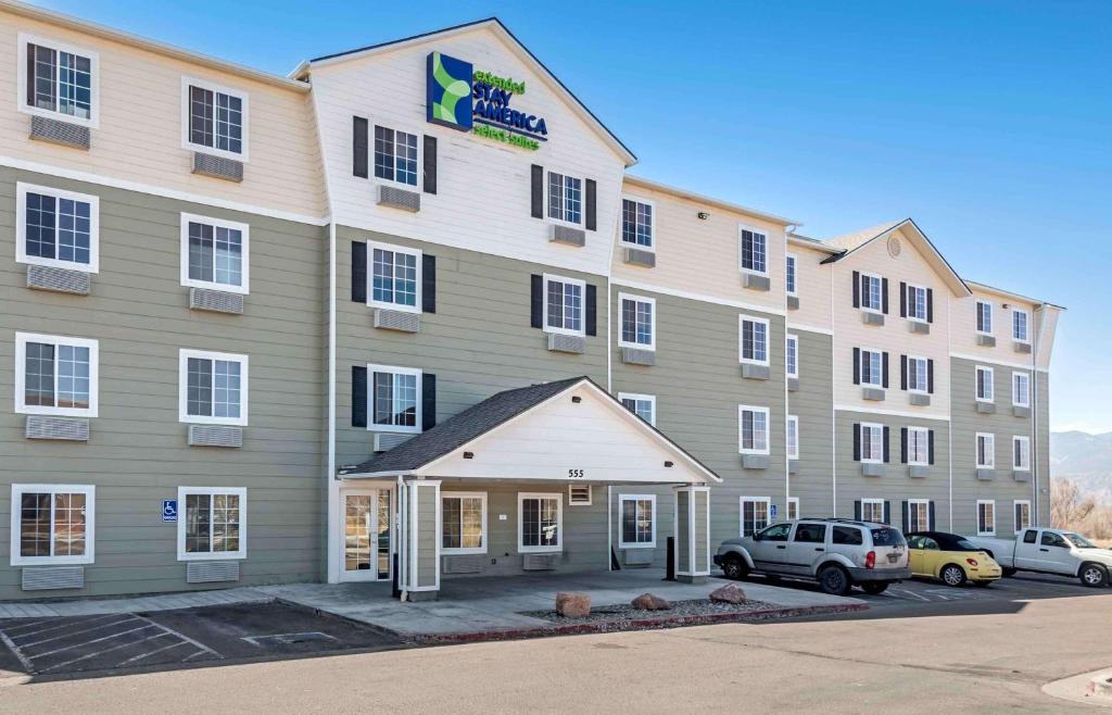 un hotel con coches aparcados delante en Extended Stay America Select Suites - Colorado Springs - Airport en Colorado Springs