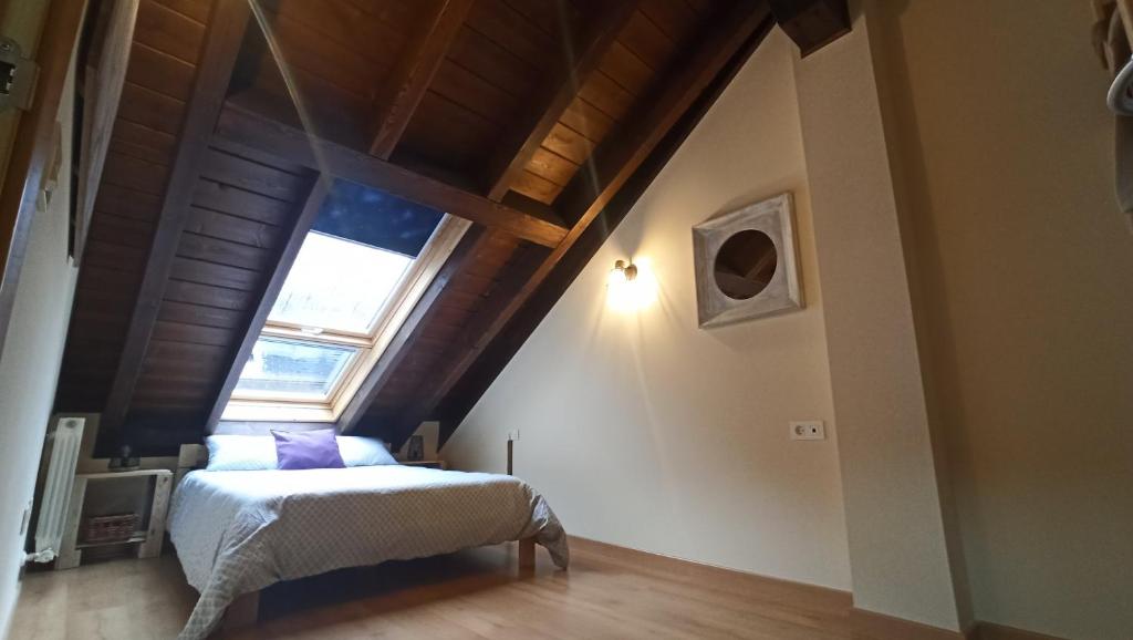 ein Schlafzimmer mit einem Bett und einem großen Fenster in der Unterkunft El Cielo de Escarrilla in Escarrilla