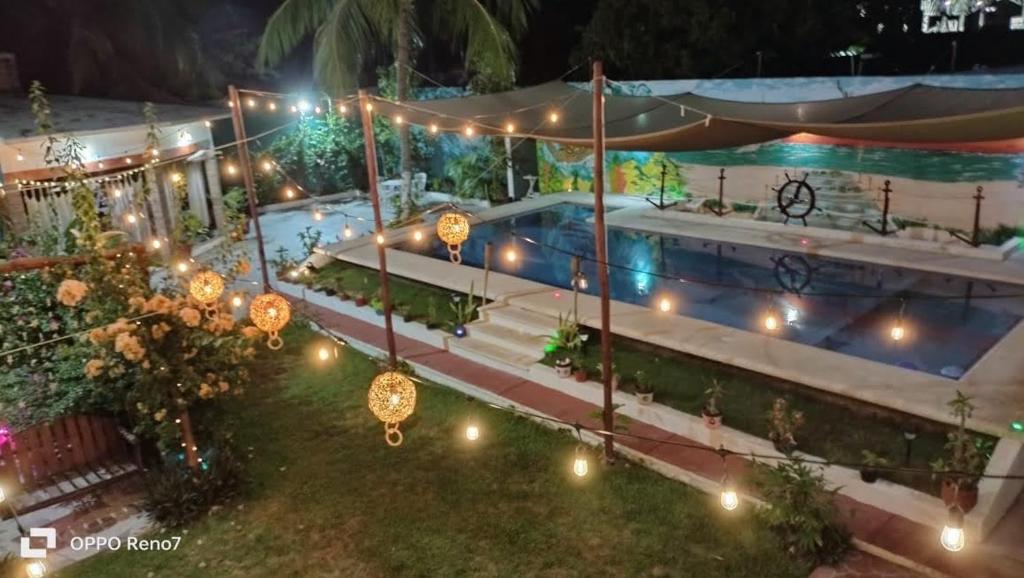 - une vue sur la piscine la nuit dans l'établissement Hotel Albatros, à Isla Aguada