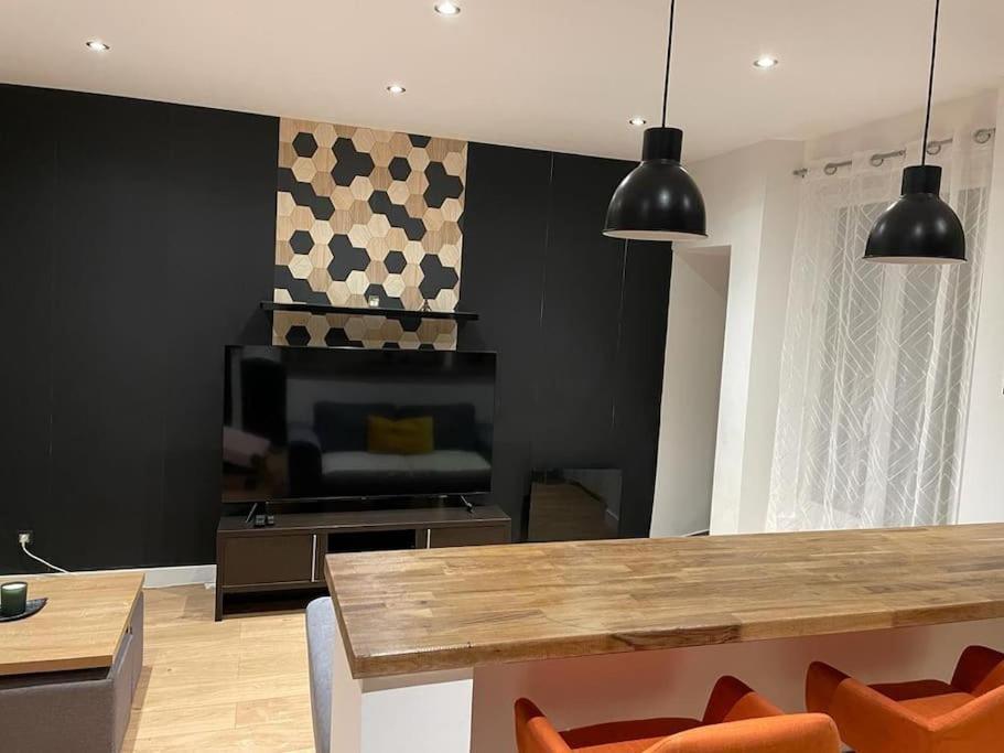 Μια τηλεόραση ή/και κέντρο ψυχαγωγίας στο APPARTEMENT CHEZ TRICIA
