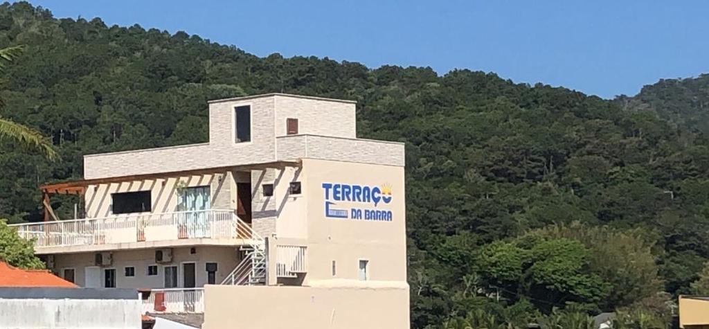 um edifício com um sinal na lateral em TERRAÇO DA BARRA em Florianópolis