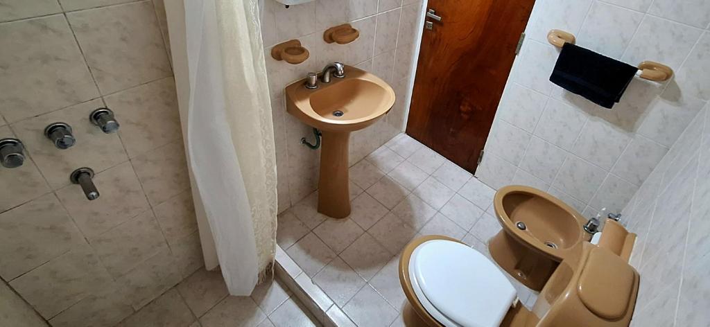 uma casa de banho com um WC e um lavatório em Casa Bis em Villa Gesell