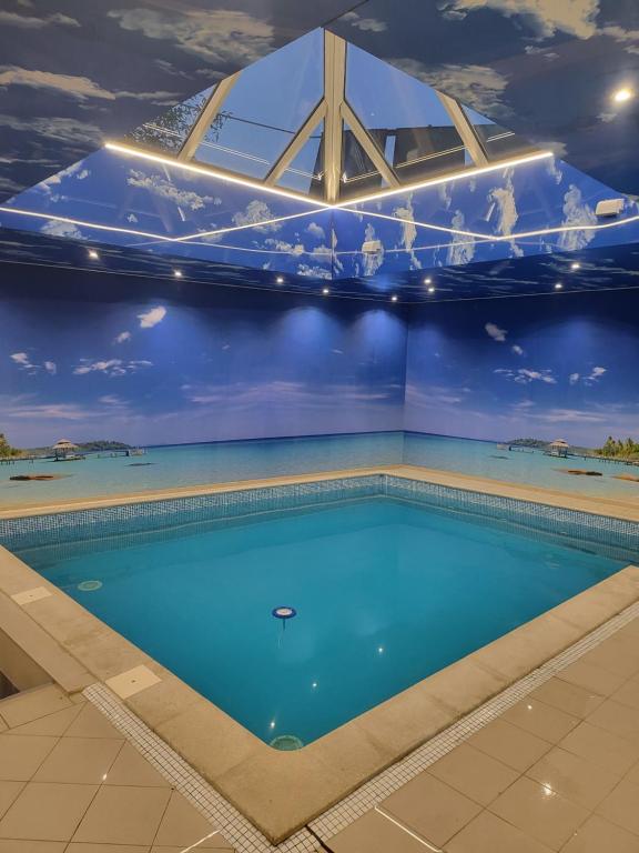 una gran piscina con techo azul en Villa Ventana 2 City Free Parking Śniadanie w cenie 503 18 18 11 en Poznan