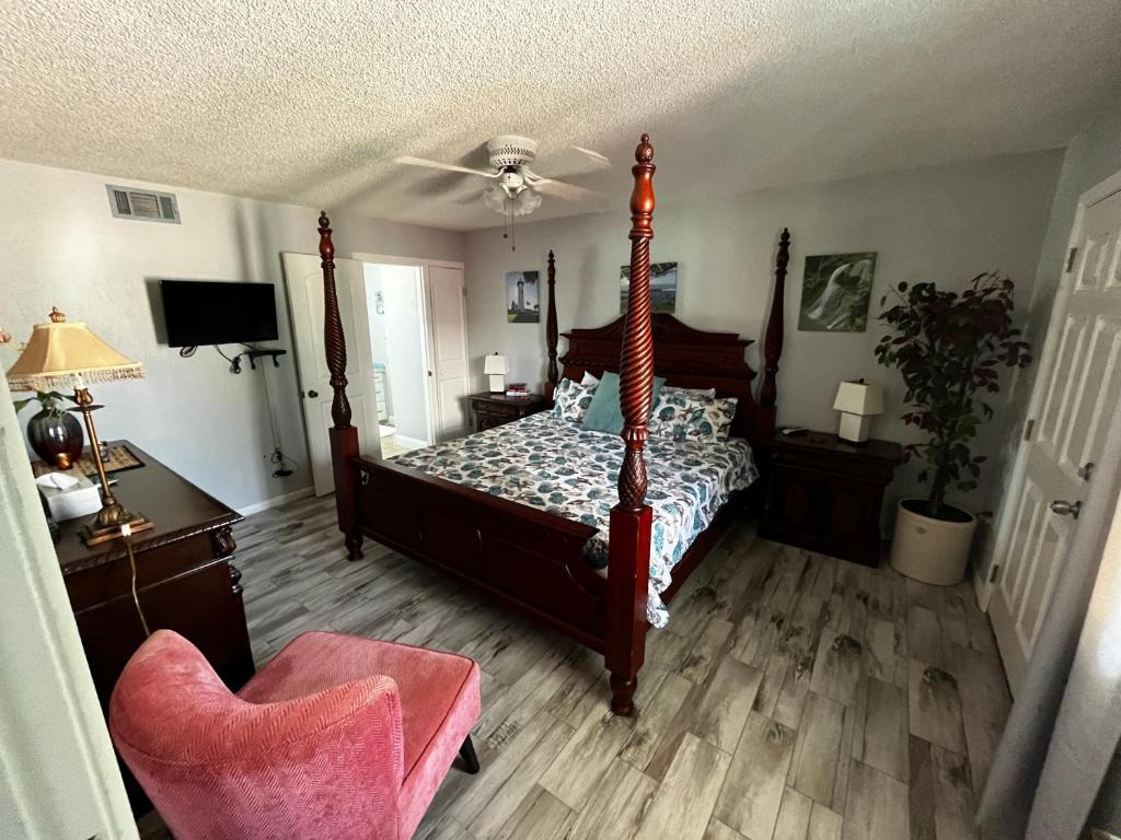 Телевизор и/или развлекательный центр в Surfside Suites