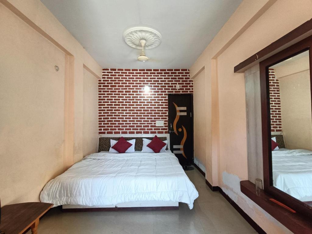 Postel nebo postele na pokoji v ubytování Hotel chaitanya