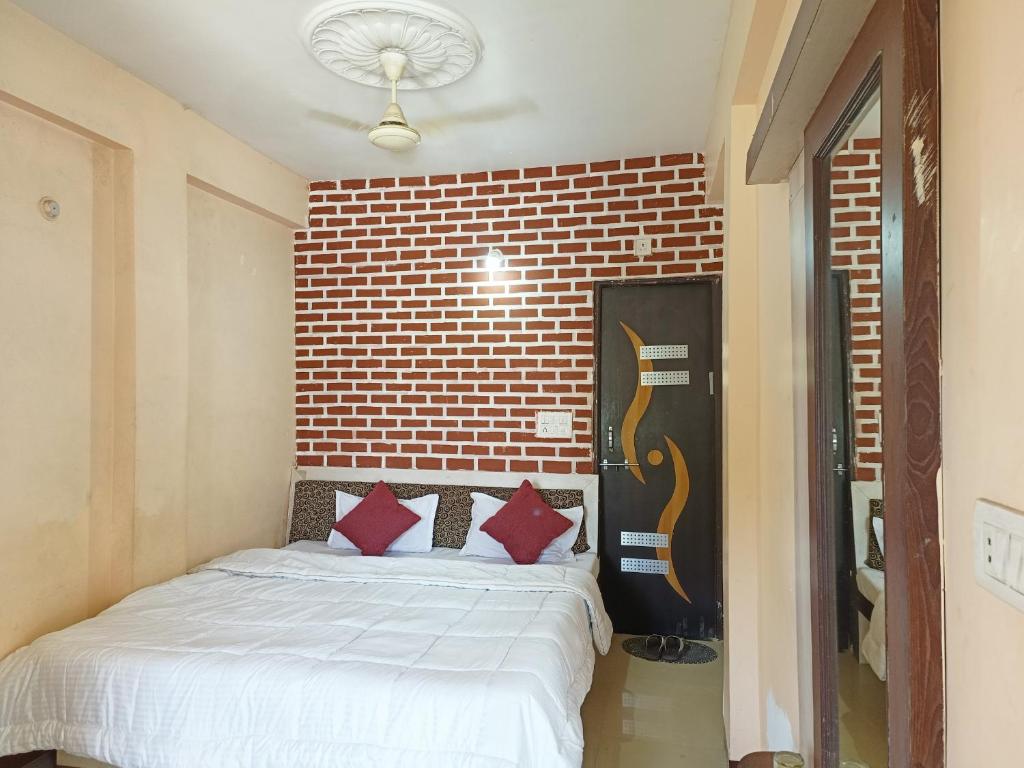 Postel nebo postele na pokoji v ubytování Hotel chaitanya
