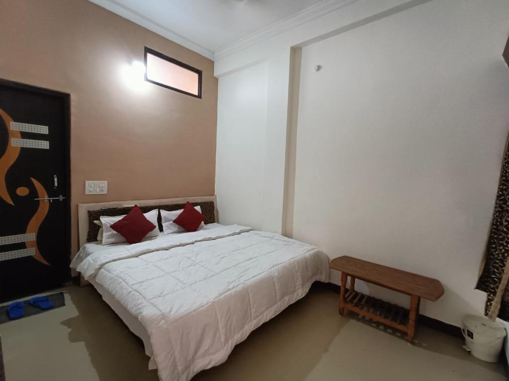 Postel nebo postele na pokoji v ubytování Hotel chaitanya