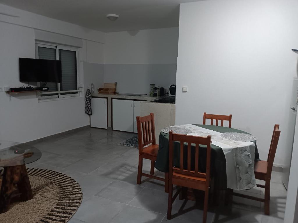Kuchyň nebo kuchyňský kout v ubytování Ado Mishkan