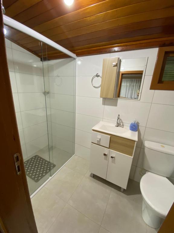 ein Badezimmer mit Dusche, Toilette und Waschbecken in der Unterkunft Sítio Feltz in Canelinha
